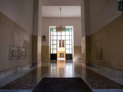Siamo nel vasto androne centrale che conduce a una luminosa vetrata che d� sul cortile interno